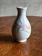 Miniatuur porseleinen vaasje met bloemenmotief, Antiek en Kunst, Ophalen of Verzenden