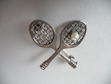 Een mooie Zilveren Tennis Broche met Echte Witte Parel beschikbaar voor biedingen