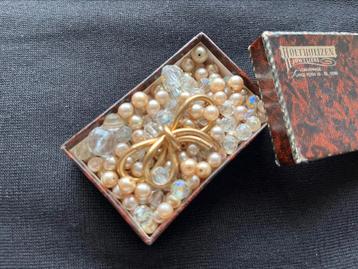 Vintage doosje met antieke kralen en koper broche  beschikbaar voor biedingen