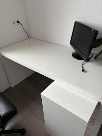Ikea malm bureau beschikbaar voor biedingen