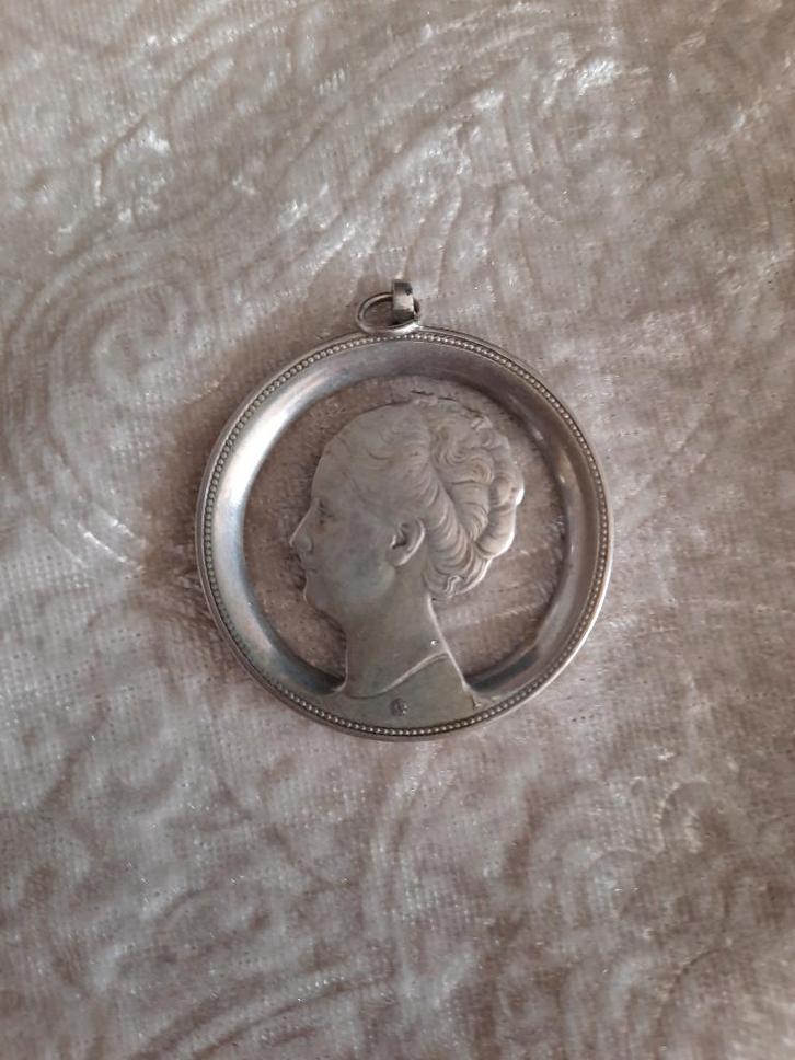 Hanger 1/2 zilveren gulden Koningin Wilhelmina, Sieraden, Tassen en Uiterlijk, Kettinghangers, Gebruikt, Zilver, Zilver, Overige voorstellingen
