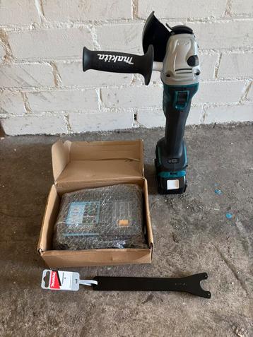 Makita haakse slijper 18 volt met accu en lader  beschikbaar voor biedingen