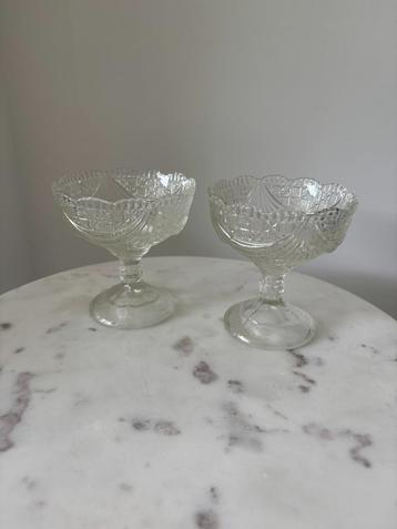 Set van 2 vintage ijscoupes met sierlijk reliëf beschikbaar voor biedingen