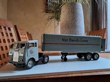 Oude blikken vrachtwagen van Van Gend en Loos