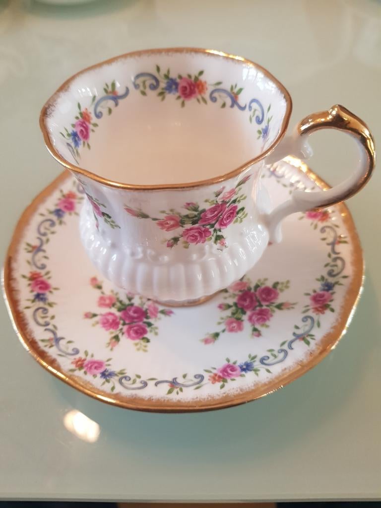 Elizabethan fine china kop en schotel, Verzamelen, Porselein, Kristal en Bestek, Ophalen of Verzenden, Gebruikt, Porselein, Kop en/of schotel