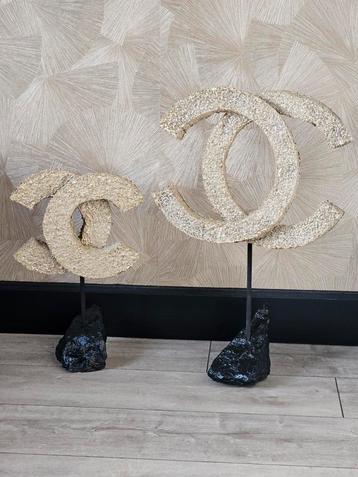 Luxe ornament op voet chanel logo setje van 2  beschikbaar voor biedingen