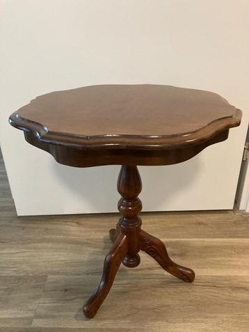 Bijzettafel beschikbaar voor biedingen