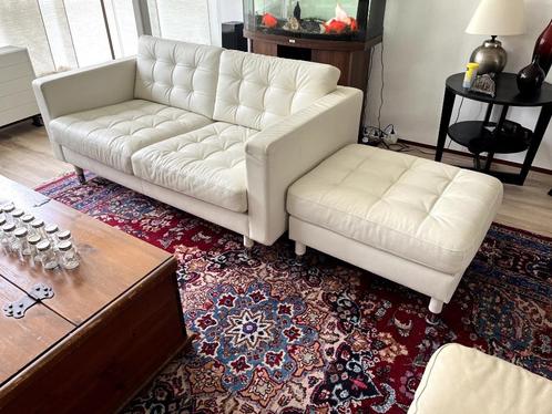 mooie wit leren bank met poef van Ikea Landskrona weing gebr, Huis en Inrichting, Banken | Sofa's en Chaises Longues, Zo goed als nieuw