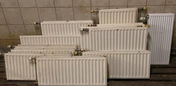 14 Radiatoren met thermosstaatkraan. beschikbaar voor biedingen