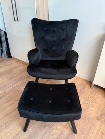 Zwarte velours fauteuil met voetenbankje beschikbaar voor biedingen