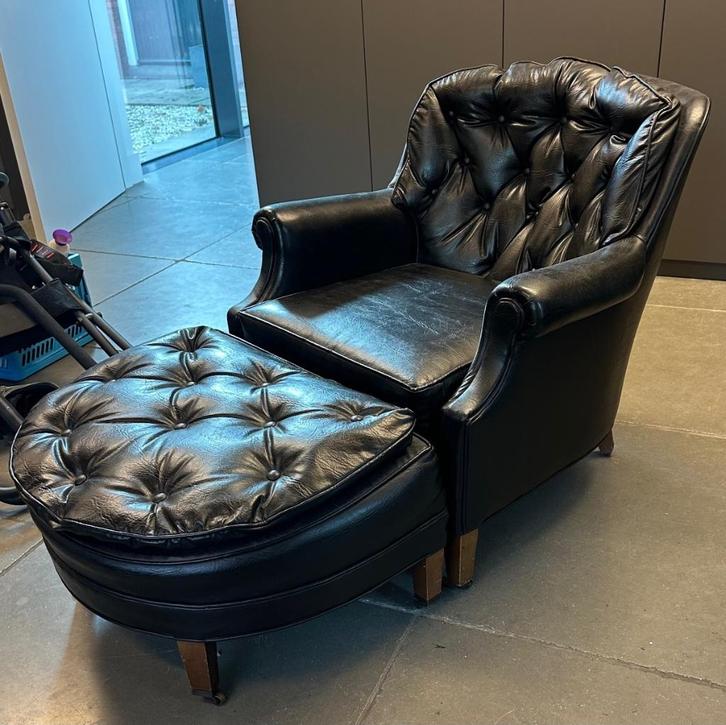 Vintage Zwart leren fauteuil met ottoman, Huis en Inrichting, Fauteuils, Gebruikt, Leer, 75 tot 100 cm, 75 tot 100 cm, Ophalen