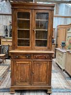 Stoere landelijke Franse buffetkast kast met vitrine
