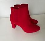 Tamaris rood suede enkellaarsjes met hak maat 37 zgan, Tamaris, Lage of Enkellaarzen, Ophalen of Verzenden, Zo goed als nieuw