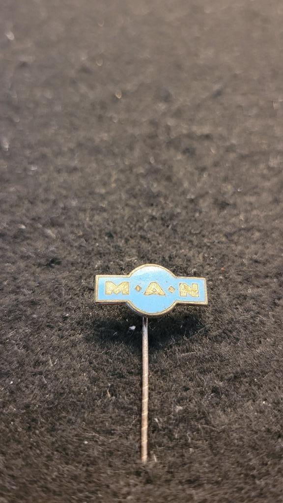 Emaille MAN speldje, Verzamelen, Speldjes, Pins en Buttons, Zo goed als nieuw, Speldje of Pin, Merk, Verzenden