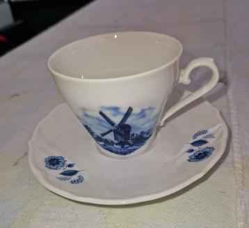 Delft blauw handgeschilderd kopje en schotel beschikbaar voor biedingen
