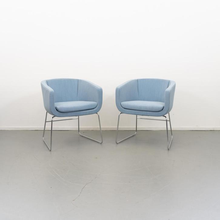 2 B&B Italia stoel Blauw stof Nieuw slede onderstel, Huis en Inrichting, Stoelen, Nieuw, Drie, Stof, Blauw, Ophalen of Verzenden