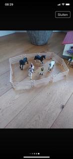 Schleich stal+ schleich paarden + dierenarts bus en wasplaat, Ophalen of Verzenden, Gebruikt, Paard, Beeldje of Figuurtje