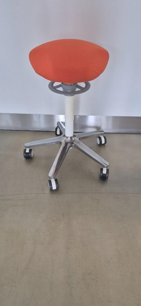 ONGO Roll verrijdbare dynamische balanskruk. Showroommodel!, Huis en Inrichting, Bureaustoelen, Nieuw, Bureaukruk, Oranje, Ergonomisch