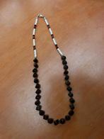Ketting met kraaltjes zwart rood wit, Ophalen of Verzenden, Zo goed als nieuw, Rood, Overige materialen