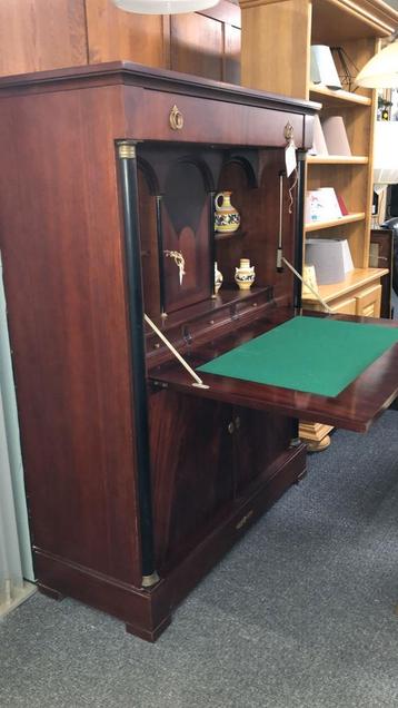 Antieke secretaire  beschikbaar voor biedingen