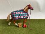 Schleich 42360 Engelse Volbloed met Deken Horse Clu, Verzamelen, Dierenverzamelingen, Ophalen of Verzenden, Zo goed als nieuw