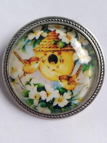 Zilverkleurige broche met gele vogels vogeltjes beschikbaar voor biedingen