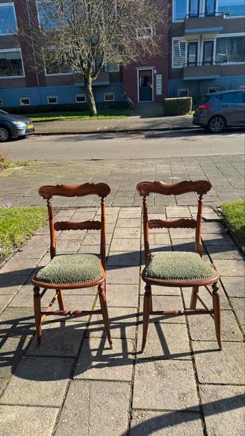 Antieke houten stoelen met fluwelen zitting – set van 2 beschikbaar voor biedingen