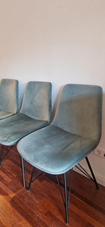 Set van 2 groene stoelen beschikbaar voor biedingen