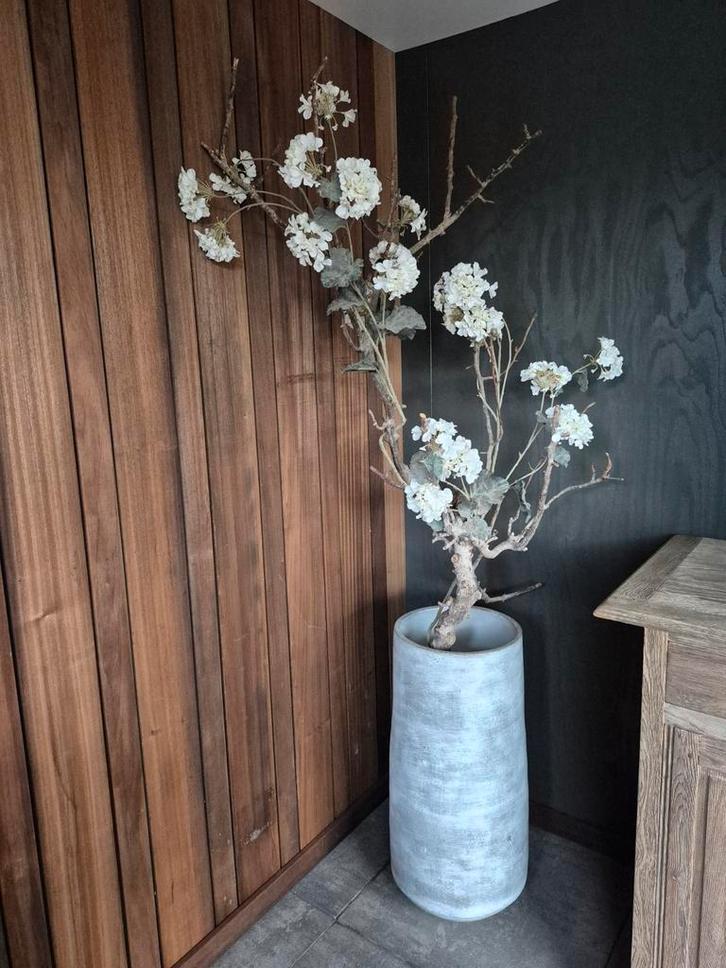 Grote bloesemtak met grijze pot, Huis en Inrichting, Woonaccessoires | Kunstplanten en Kunstbloemen, Zo goed als nieuw, Binnen