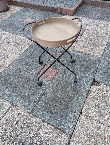 Leuk bijzet tafeltje op wieltjes beschikbaar voor biedingen