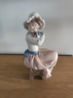 Vintage  Nao  by Lladro 'meisje met puppie' porcelein beeld, Antiek en Kunst, Antiek | Porselein, Ophalen of Verzenden