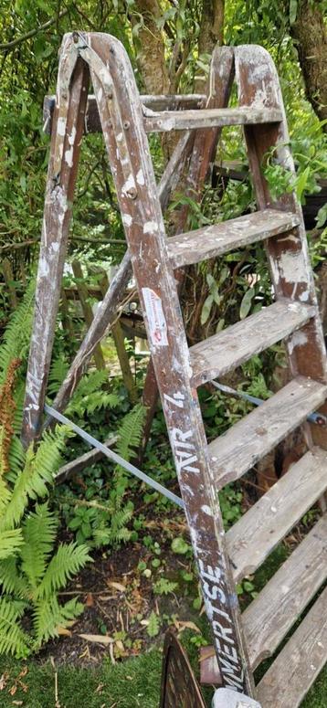 Oude doorleefde uitklapbare houten schildertrap (brocante) beschikbaar voor biedingen