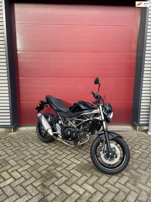 Suzuki SV650 ABS 2022 bijna nieuw en mega goedkoop, Motoren, Motoren | Suzuki, Bedrijf, Toermotor, meer dan 35 kW