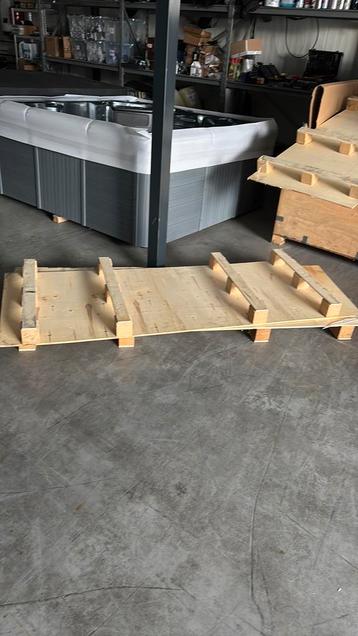 Krat met pallets kurkdroog gratis beschikbaar voor biedingen