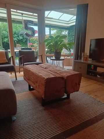 Massief houten salontafel beschikbaar voor biedingen