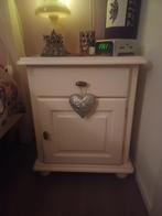 2 brocante witte nachtkastjes met lade en deurtje, Huis en Inrichting, Slaapkamer | Nachtkastjes, Ophalen, Hout, 45 tot 65 cm