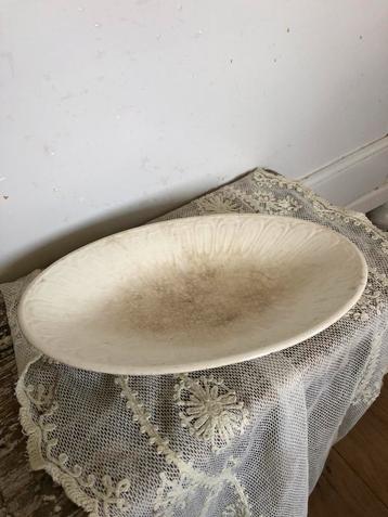 Ovaal beboterd schaaltje beschikbaar voor biedingen