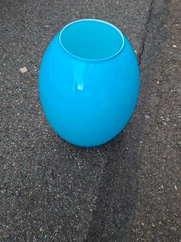 Vintage Blauwe Glazen Vaas beschikbaar voor biedingen