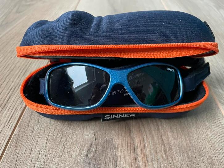 Sinner baby zonnebril blauw, Kinderen en Baby's, Kindermode-accessoires, Zo goed als nieuw, Ophalen of Verzenden