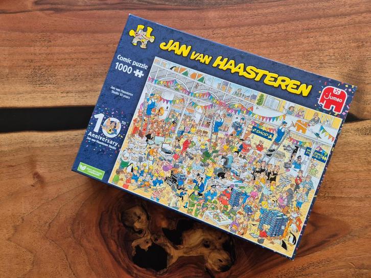 Jan van Haasteren – 10 jaar studio – 1000 stukjes, Hobby en Vrije tijd, Denksport en Puzzels, Zo goed als nieuw, Legpuzzel, 500 t/m 1500 stukjes