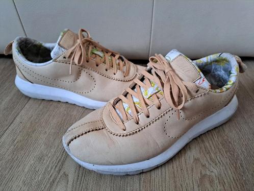 (twv €135) Special edition! Echt leren Nike Roshe Cortez, Kleding | Dames, Schoenen, Zo goed als nieuw, Sneakers of Gympen, Beige