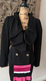 Jacqueline Riu Zwart Jasje Maat 36, Kleding | Dames, Jasjes, Kostuums en Pakken, Zwart, Ophalen of Verzenden, Zo goed als nieuw