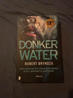 Robert Bryndza - Donker water, Ophalen of Verzenden, Zo goed als nieuw