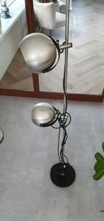 Vintage staande vloerlamp bollamp metaalkleurig, Huis en Inrichting, Lampen | Vloerlampen, 100 tot 150 cm, Gebruikt, Ophalen