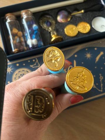 Seal wax set met 6 zegelstempels beschikbaar voor biedingen