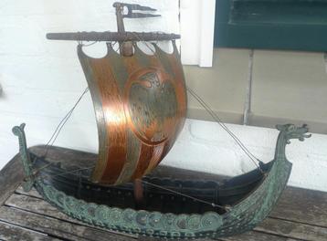 Scandinavische kunst groot vikingschip in brons beschikbaar voor biedingen