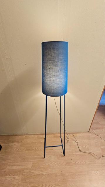 Blauwe Staande Lamp met Voetschakelaar beschikbaar voor biedingen