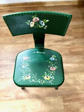 Kinderstoeltje van hout, kleur groen beschikbaar voor biedingen