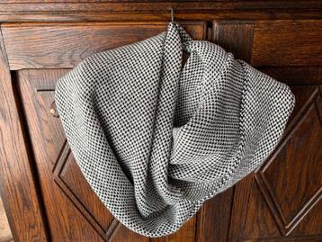 Warme zwart-witte col, dichte shawl, sjaal; 90 x 120 cm  beschikbaar voor biedingen