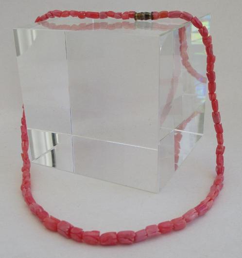 K5-A- Koraal Ketting -Tulp-Donker- 41½ cm. eind jaren '70, Sieraden, Tassen en Uiterlijk, Kettingen, Nieuw, Steen of Mineraal
